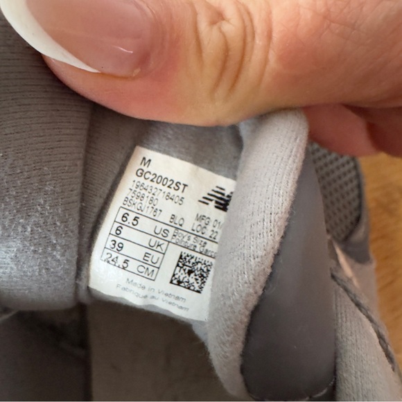 New Balance 2002R Big Kids Gray and Navy Sneakers, Size 6.5 Retails for $100 - Picture 8 of 8